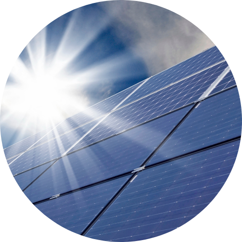 PV und PVT Anlagen Sonnenstrahlen reflektieren auf Solarpanelen unter blauem Himmel.