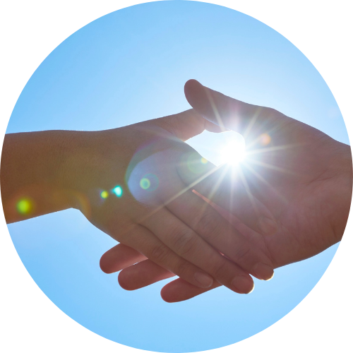 Hände reichen Zwei Menschen reichen sich die Hand